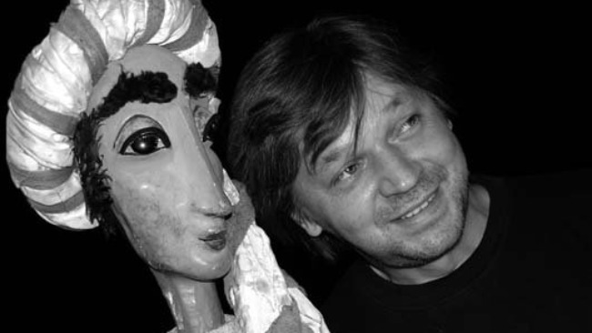 Adam Błoniarz z lalką ze spektaklu Cudowna lampa Aladyna 1998 fot. M. Cybulska