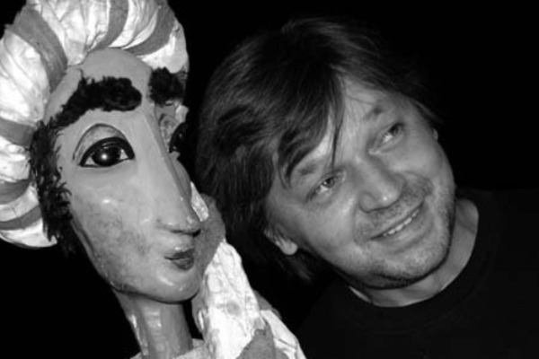Adam Błoniarz z lalką ze spektaklu Cudowna lampa Aladyna 1998 fot. M. Cybulska