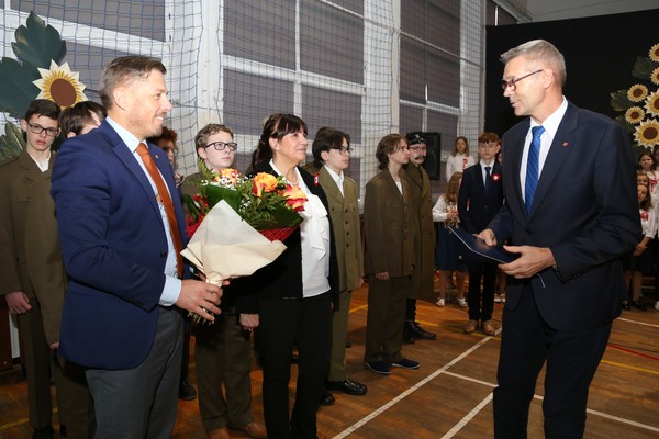 prezydent Kielc Bogdan Wenta i jego zastępca Marcin Chłodnicki składają gratulacje dyrektorowi szkoły