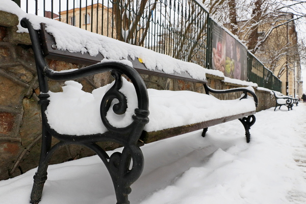 ławka przykryta śniegiem