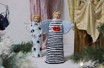 Anioły, ręcznie robione kartki i stroiki świąteczne oraz frywolitki na wystawie „Świąteczne klimaty”