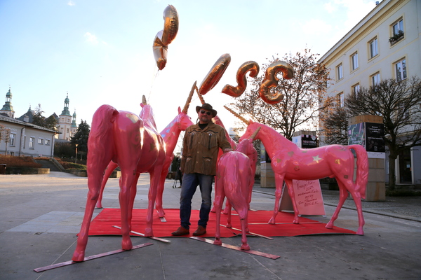Noworoczna instalacja różowych jednorożców na Placu Artystów