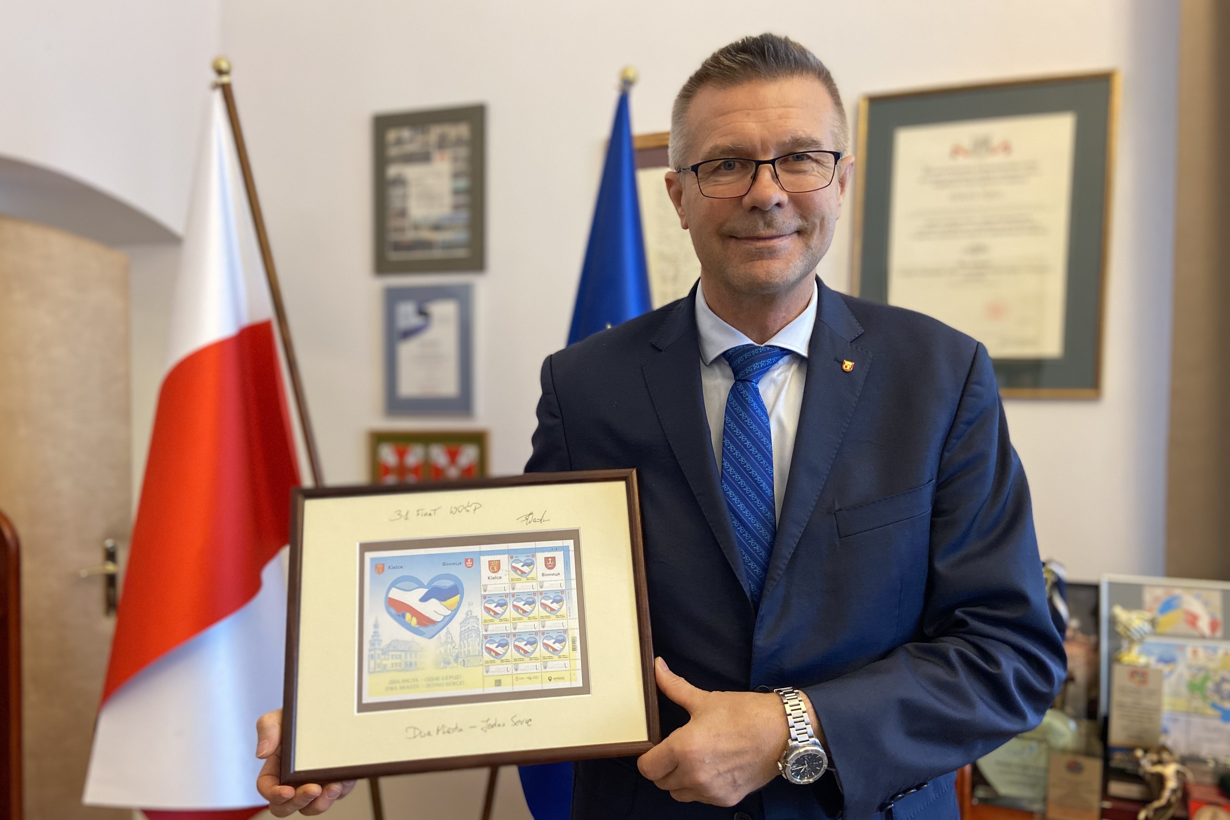 Prezydent Kielc Bogdan Wenta prezentuje fant podarowany na licytację WOŚP