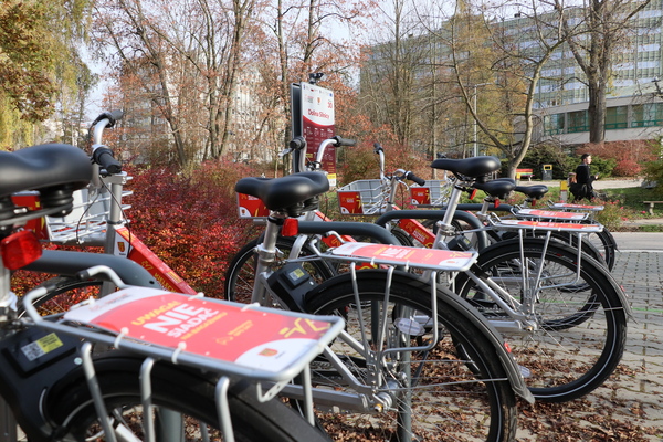 Kilka rowerów miejskich zaparkowanych na stacji w Dolinie Silnicy