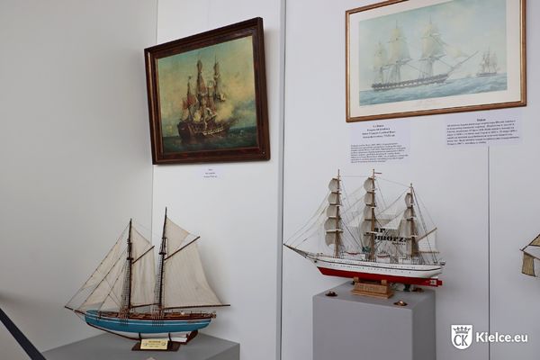 Modele statków oraz obrazy o tematyce marynistycznej