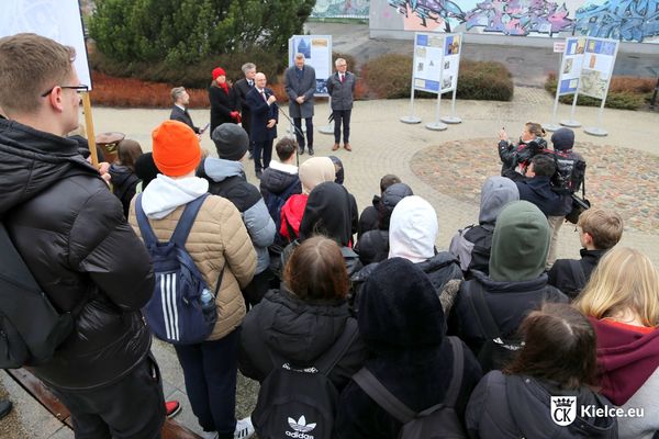 Grupa osób na Placu Artystów w czasie otwarcia wystawy "Mikołaj Kopernik. Życie i  dzieło"