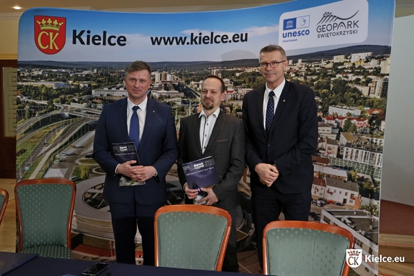 Od lewej prezes MPEC Arkadiusz Bąk, prezes Presystem Jakub Januś, prezydent Kielc Bogdan Wenta