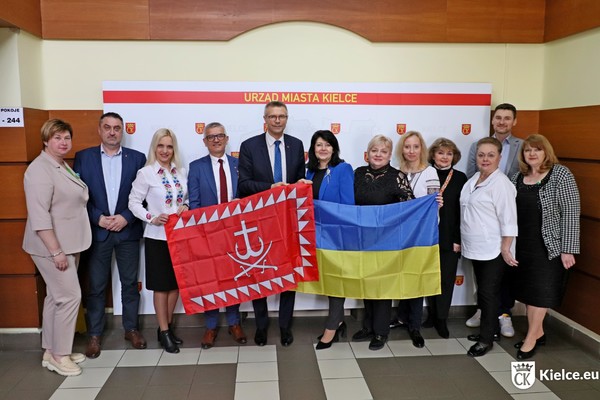 Delegacja dyrektorów szkół z Winnicy z prezydentem Kielc Bogdanem Wentą, osoby na zdjęciu trzymają flagi Ukrainy oraz Winnicy