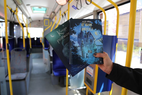 książki w autobusie miejskim.jpg