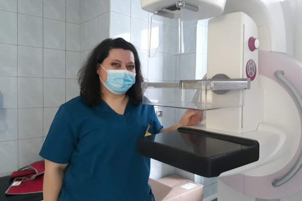 Pielęgniarka stojąca przy mammografie