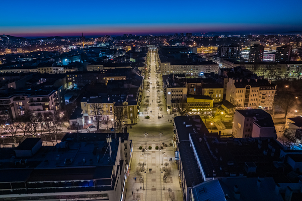 Widok z drona na ulicę Sienkiewicza w nocy.