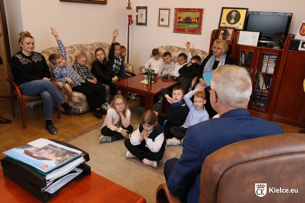 Zdjęcie przedstawiające Prezydenta Bogdana Wentę podczas spotkania z dziećmi z SP22