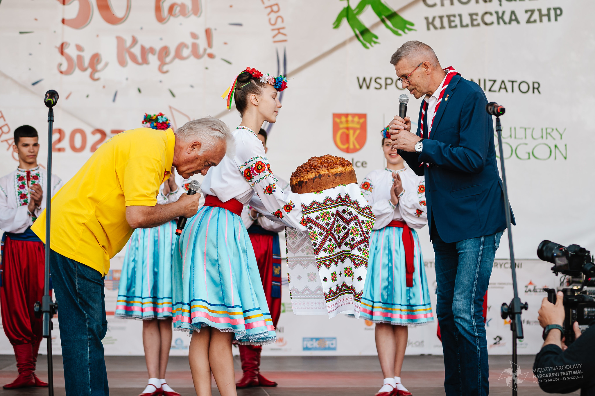 Prezydent Kielc Bogdan Wenta odbiera na scenie na Rynku prezent od członków Zespołu Tańca Barvinok z Winnicy w Ukrainie
