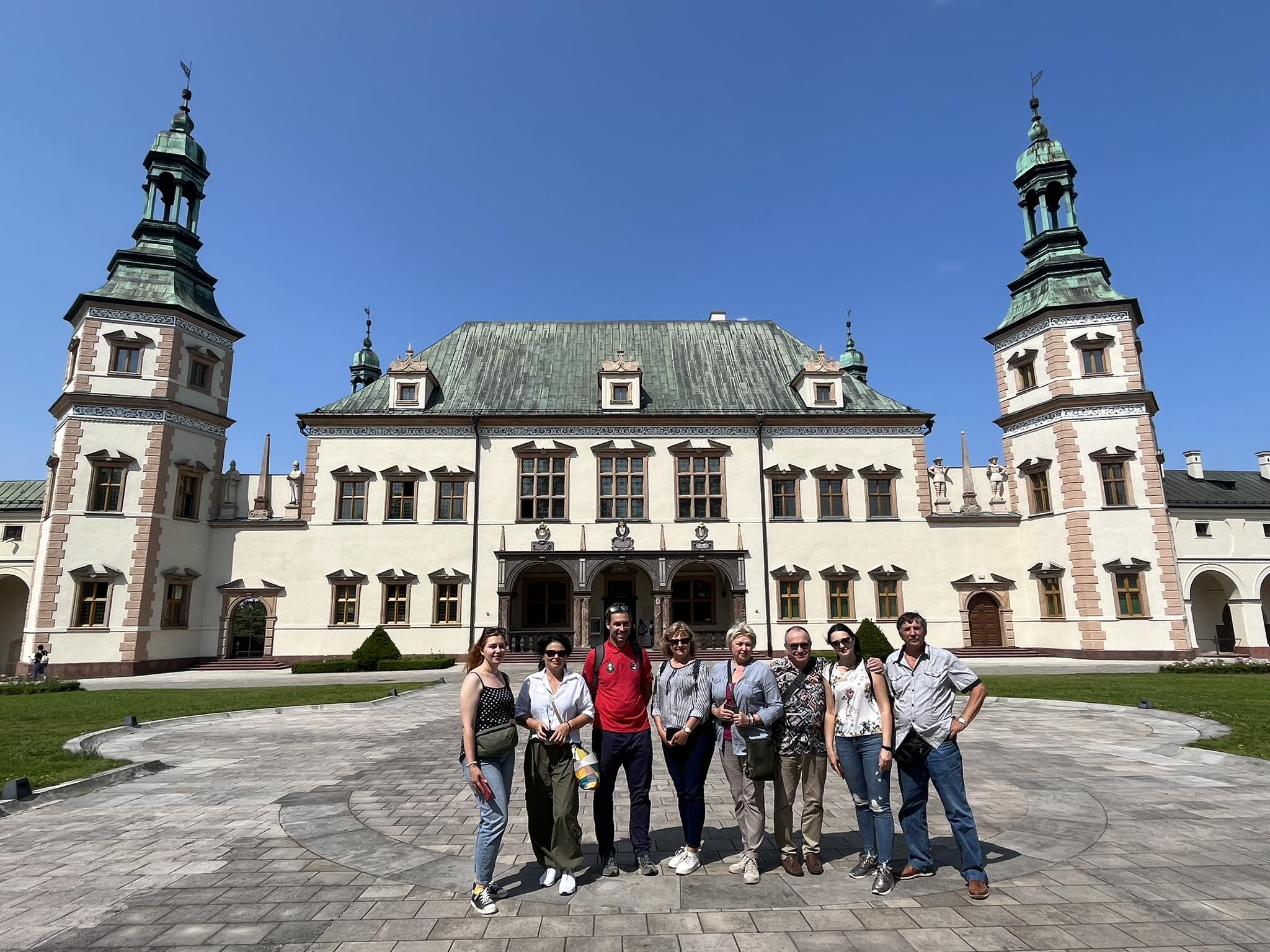 Grupa osób przed Pałacem Biskupów Krakowskich