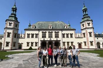 Grupa osób przed Pałacem Biskupów Krakowskich
