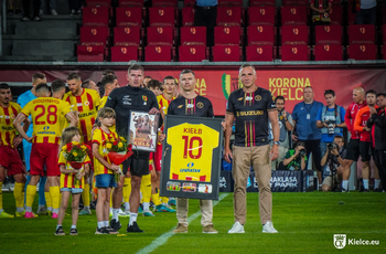 wręczenie pamiątkowej koszulki Jackowi Kiełbowi; na zdjęciu od lewej Jacek Kiełb, prezes Łukasz Jabłoński i dyrektor sportowy Paweł Golański
