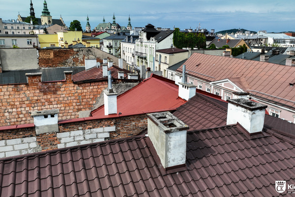 Dachy kamienic w centrum Kielc