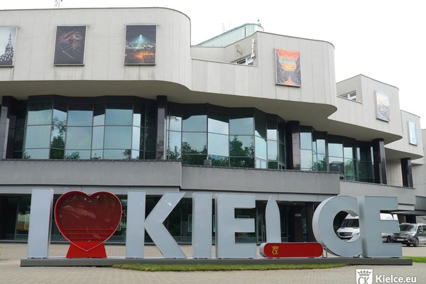 Napis stojący przed budynkiem Kieleckiego Centrum Kultury