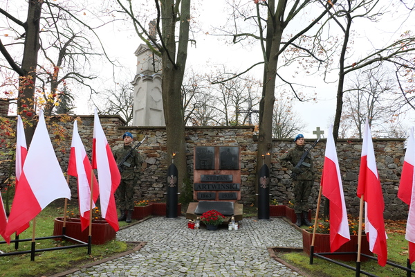 Nagrobek prezydenta Stefana Artwińskiego na Cmentarzu Partyzanckim w Kielcach