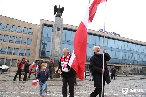 dwaj mężczyźni i dwaj chłopcy z flagami Polski w dłoniach