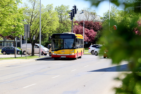 Zdjęcie przedstawia autobus komunikacji miejskiej w Kielcach