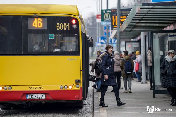 zdjęcie; przystanek na ul. Żytniej, pasażerowie wsiadają do autobusu linii 46