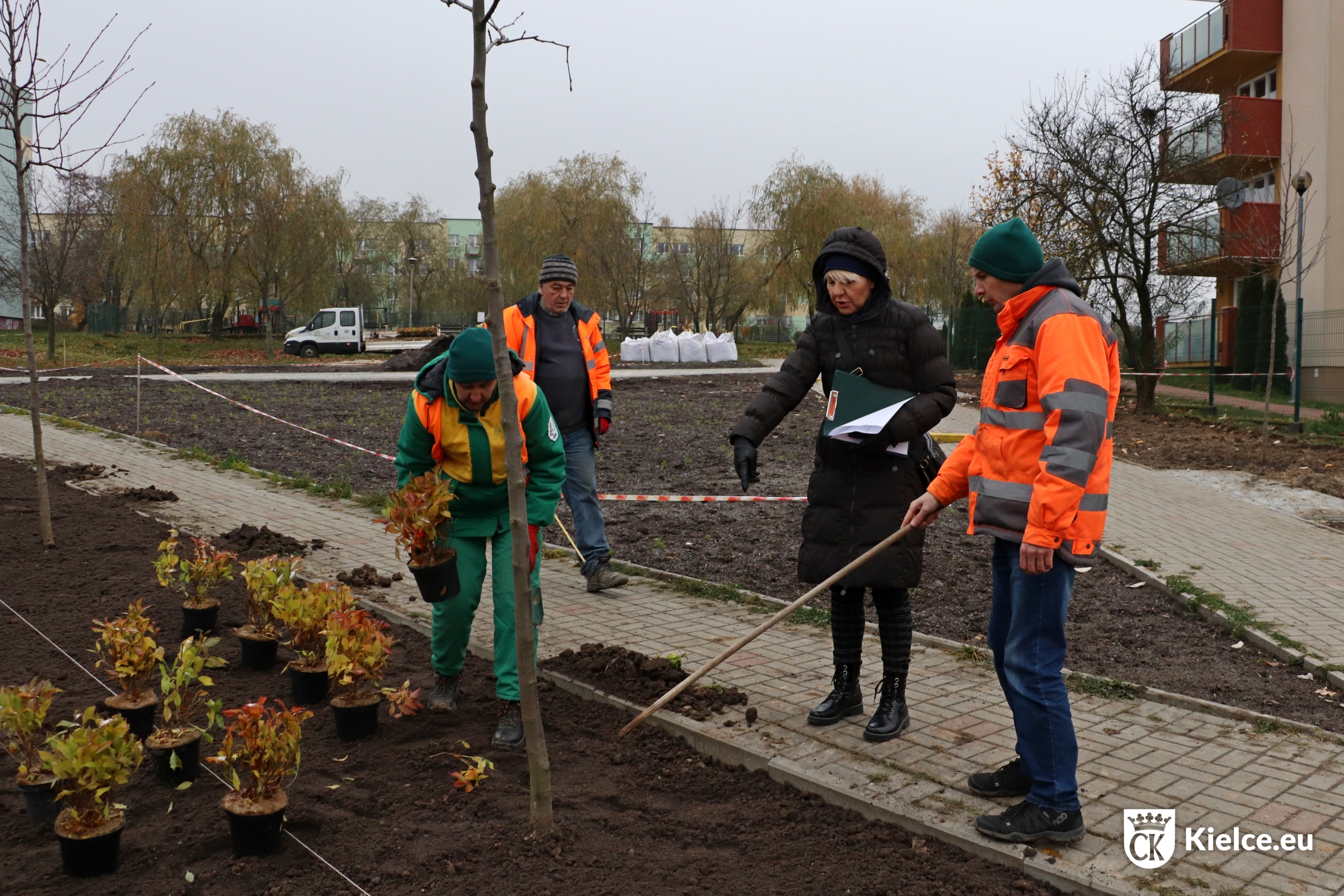 Kilka osób biorących udział w nasadzeniach roślin w parku kieszonkowym na osiedlu Świętokrzyskie