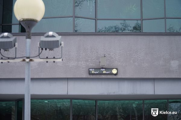 Fragment budynku Kieleckiego Centrum Kultury, gdzie zamontowano tablicę LED pokazującą m.in. stężenie pyłów PM2,5 i PM10