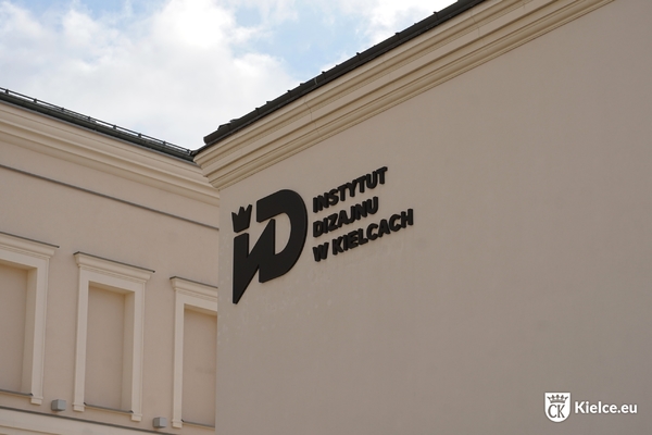 zdjęcie; logo Instytutu Dizajnu na elewacji budynku