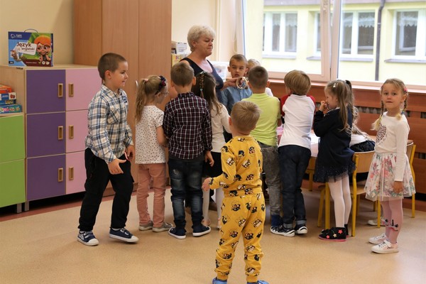przedszkolaki podczas zabawy