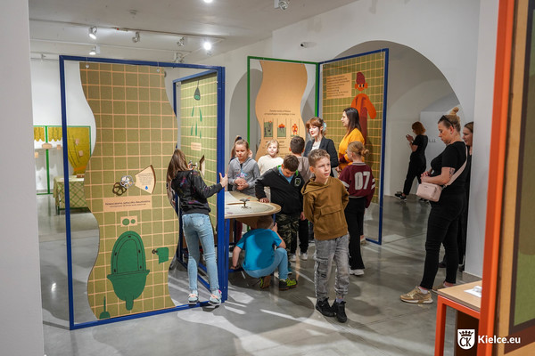 Grupa dzieci zwiedza wystawę w Instytucie Dizajnu.
