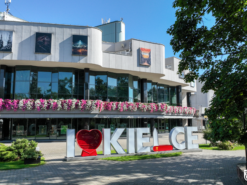 Napis I love Kielce. Na drugim planie Kieleckie Centrum Kultury.