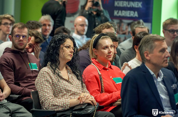zdjęcie; inauguracja KDI; uczestnicy i zaproszeni goście siedzą w sali konferencyjnej
