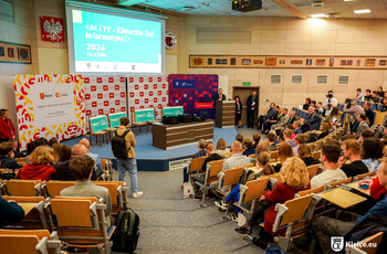 zdjęcie; gala KDI, uczestnicy na auli głównej Politechniki Świętokrzyskiej
