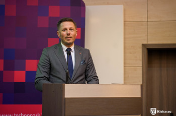 zdjęcie; gala KDI, przemawia wiceprezydent Marcin Chłodnicki na auli głównej Politechniki Świętokrzyskiej