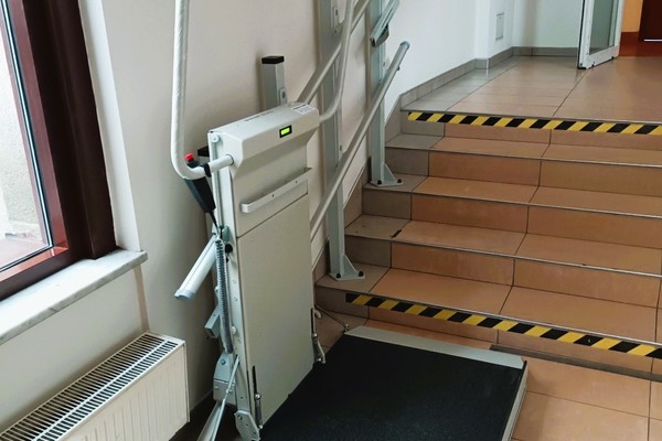 Platforma dla osób z niepełnosprawnościami zamontowana obok chodów.