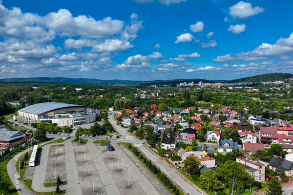 zdjęcie z drona, przedstawia Halę Legionów, parking i panoramę Kielc w stronę Pakosza