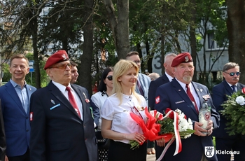 kombatanci przy pomniku Powstańców Listopadowych