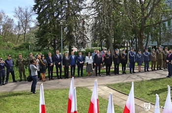 zdjęcie przedstawia delegację władz miasta i regionu przy pomniku Powstańców Listopadowych
