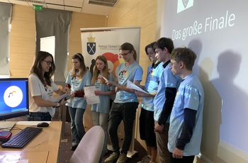 Grupa młodzieży ze Słowackiego odbiera nagrodę w konkursie.