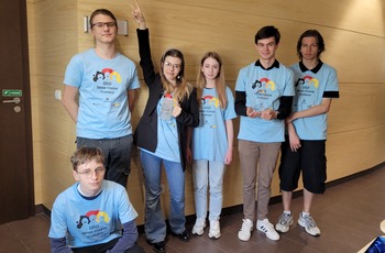 Grupa młodzieży w niebieskich koszulkach.