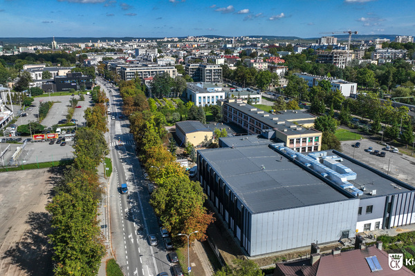 zdjęcie dronowe przedstawia ulicę Ściegiennego, I LO im. Żeromskiego oraz Stadion Suzuki Arena