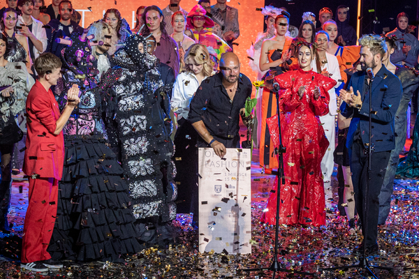Zwycięzca 25. edycji OFF Fashion stoi na scenie, za nim kilkanaście modelek, obok po lewej stronie prezydentka Kielc, po prawej wicedyrektor KCK