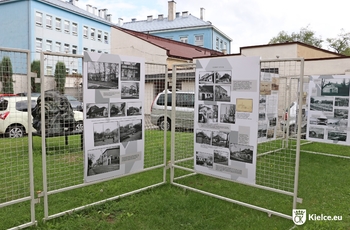 wystawa na dziedzińcu Muzeum Historii Kielc