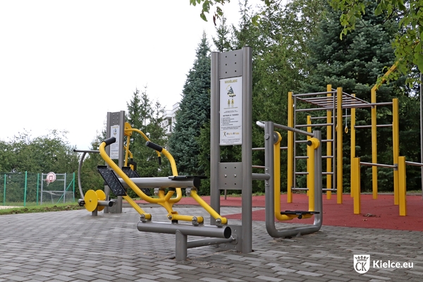 Jedno z urządzeń nowej siłowni zewnętrznej, na drugim planie strefa workout.