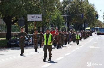 Uczestnicy Marszu Szlakiem I Kompanii Kadrowej maszerują ul. Ściegiennego w Kielcach