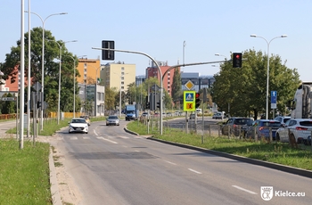 fragment al. Solidarności przy skrzyżowaniu z ul. Niską