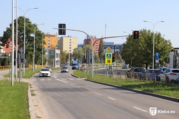 fragment al. Solidarności przy skrzyżowaniu z ul. Niską