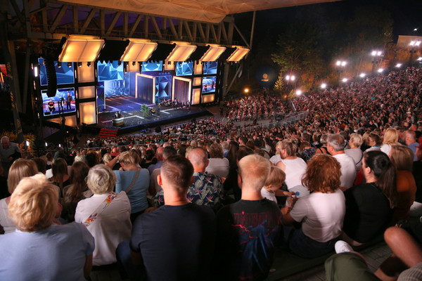 Publiczność i scena Amfiteatru Kadzielnia