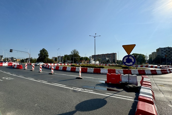 Tymczasowe rondo na skrzyżowaniu al. IX Wieków Kielc, Solidarności, ul. Źródłowej i Sandomierskiej.